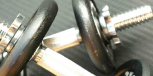 brug et billig håndvægtsæt til hjemmetræning