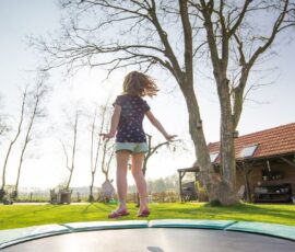 Lad børnene komme i form med en billig trampolin
