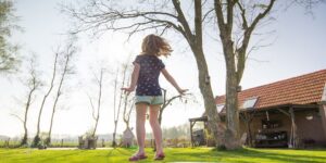 Lad børnene komme i form med en billig trampolin