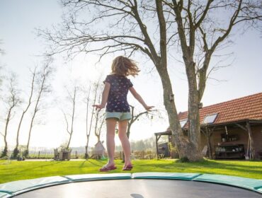 Lad børnene komme i form med en billig trampolin